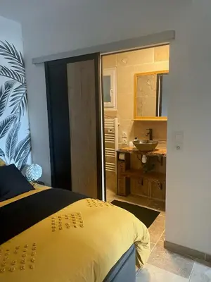 Un ou plusieurs lits dans un hébergement de l'établissement Gite les pieds dans l'eau