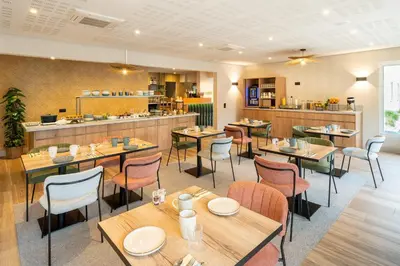 Restaurant ou autre lieu de restauration dans l'établissement Sure Hotel by Best Western Tours Sud