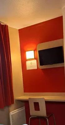 Télévision ou salle de divertissement dans l'établissement PREMIERE CLASSE ANGERS SUD Louvre Hotels group