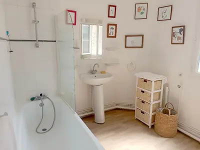 Salle de bains dans l'établissement Balcon sur Loire local vélo