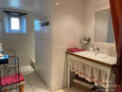 Salle de bains dans l'établissement Le Clos Milady - Gîtes de campagne en Touraine