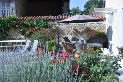 Jardin de l'établissement La Little School Chambres d'Hôtes à Arçay
