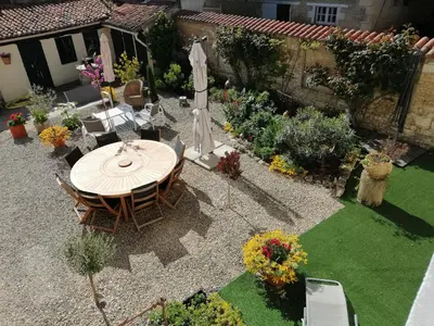 Jardin de l'établissement La Little School Chambres d'Hôtes à Arçay