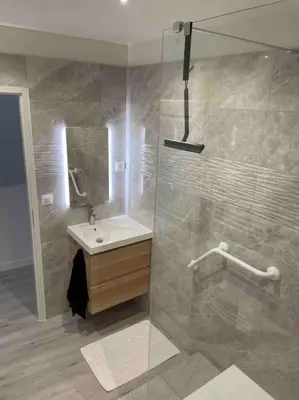 Salle de bains dans l'établissement Superbe appartement à la croisée des 4 Châteaux