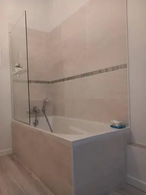 Salle de bains dans l'établissement Etape à Villeperdue