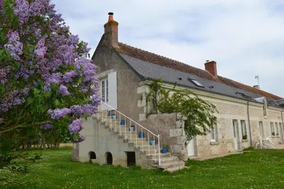 Jardin de l'établissement Escale à Villeperdue chambre Hellulaug