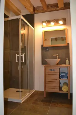 Salle de bains dans l'établissement Escale à Villeperdue chambre Hellulaug