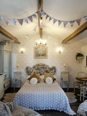 Un ou plusieurs lits dans un hébergement de l'établissement Gatekeepers Cottage Tiny House, Taizé, Deux-Sevres, Velo Francette