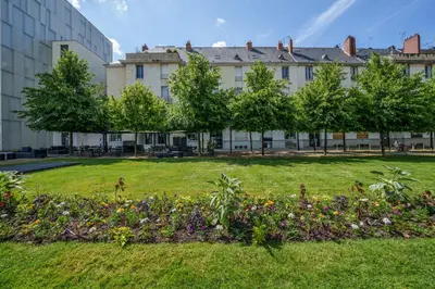 Jardin de l'établissement Hyper centre vue bords Loire #confort #luxe