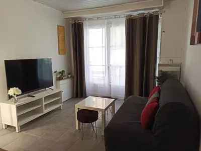Télévision ou salle de divertissement dans l'établissement Le Saint-Jacques - Hypercentre