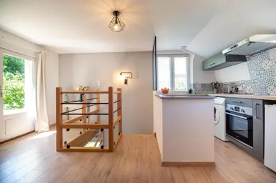 Cuisine ou kitchenette dans l'établissement Le Clos Eugenie - Charmante maison avec jardin et vue sur la Loire