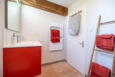 Salle de bains dans l'établissement Le Clos Eugenie - Charmante maison avec jardin et vue sur la Loire