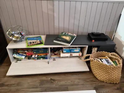 Bibliothèque dans la maison de vacances