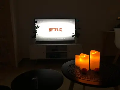 Télévision ou salle de divertissement dans l'établissement Trog'Love: Balnéo détente dans une troglodyte