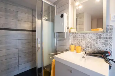 Salle de bains dans l'établissement SUPERLOGIS BLOIS-LE PITAYA- HYPERCENTRE STUDIO- Classé 3Etoiles