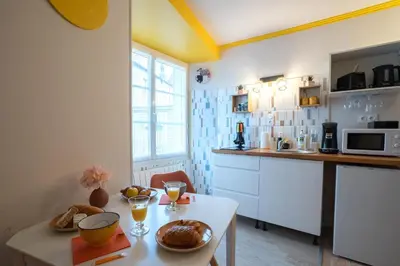 Cuisine ou kitchenette dans l'établissement SUPERLOGIS BLOIS-LE PITAYA- HYPERCENTRE STUDIO- Classé 3Etoiles