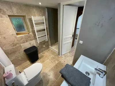 Salle de bains dans l'établissement Maison proche Zoo de Beauval et des Châteaux.
