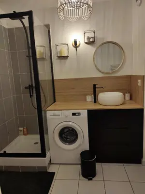 Salle de bains dans l'établissement T2 en centre ville avec place de parking privative