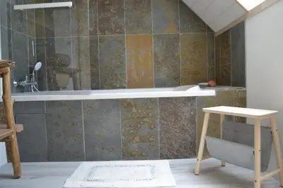 Salle de bains dans l'établissement ESCALE A VILLEPERDUE chambre NERINGA