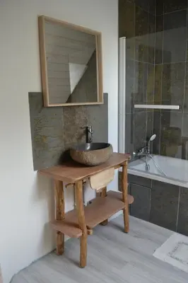 Salle de bains dans l'établissement ESCALE A VILLEPERDUE chambre NERINGA