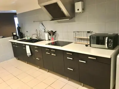 Cuisine ou kitchenette dans l'établissement Le Moulin