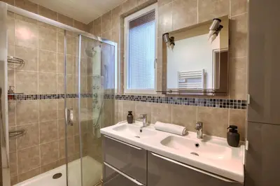 Salle de bains dans l'établissement Crazy Villa Noé Michel 72 - Heated pool - Basket - 2h Paris - 30p
