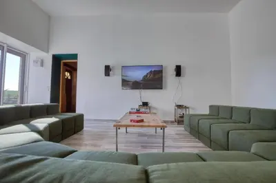 Télévision ou salle de divertissement dans l'établissement Crazy Villa Noé Michel 72 - Heated pool - Basket - 2h Paris - 30p
