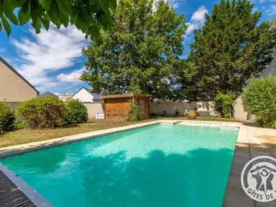 Piscine de l'établissement Gîte accueillant avec piscine chauffée à partager, près d'Angers, idéal pour vacances en nature - FR-1-622-44 ou située à proximité