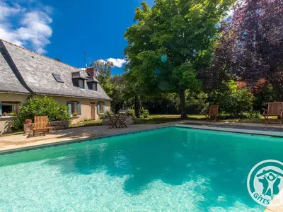 Piscine de l'établissement Gîte accueillant avec piscine chauffée à partager, près d'Angers, idéal pour vacances en nature - FR-1-622-44 ou située à proximité