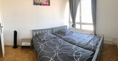 Un ou plusieurs lits dans un hébergement de l'établissement Appart Gare TGV vue panoramique sur la ville