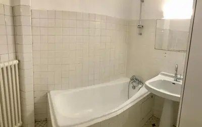 Salle de bains dans l'établissement Appart Gare TGV vue panoramique sur la ville