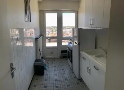 Cuisine ou kitchenette dans l'établissement Appart Gare TGV vue panoramique sur la ville