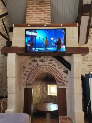 Télévision ou salle de divertissement dans l'établissement Gîte de Charme proche Loire à Vélo avec Jacuzzi Privatif