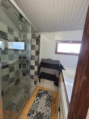 Salle de bains dans l'établissement Gîte de Charme proche Loire à Vélo avec Jacuzzi Privatif