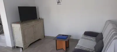 Télévision ou salle de divertissement dans l'établissement Le chant des oiseaux