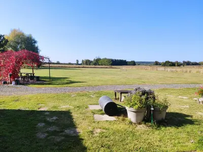 Jardin de l'établissement Gîtes Les Volets Rouges d'Allonnes