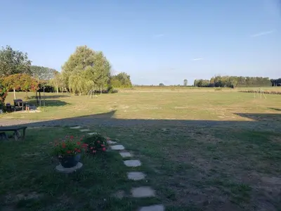 Jardin de l'établissement Gîtes Les Volets Rouges d'Allonnes