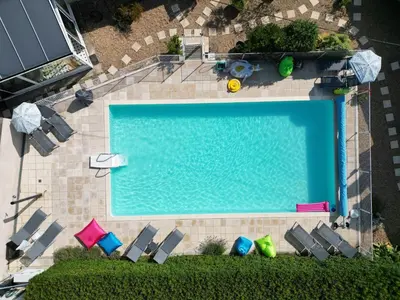 Piscine de l'établissement Gîtes Les Volets Rouges d'Allonnes ou située à proximité