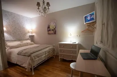 Télévision ou salle de divertissement dans l'établissement Chambre de Charme dans maison d'hote 