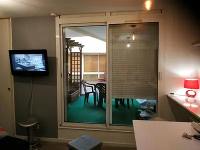 Télévision ou salle de divertissement dans l'établissement Plénitude terrasse