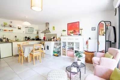 Cuisine ou kitchenette dans l'établissement Le tranquille au coeur de la ville