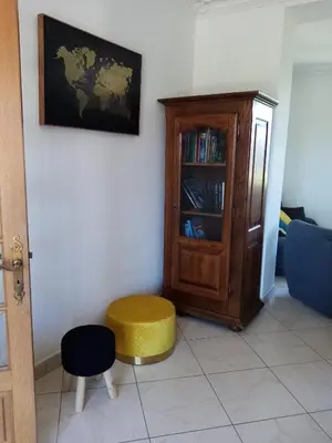 Bibliothèque dans la maison de vacances