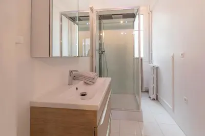 Salle de bains dans l'établissement Le Mans Appartement Gare TGV et proche centre