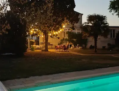 Piscine de l'établissement Le Magnolia, chambre d'hôte au calme ou située à proximité