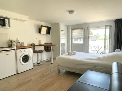 Cuisine ou kitchenette dans l'établissement Studio calme, la campagne a 5 minutes de la ville