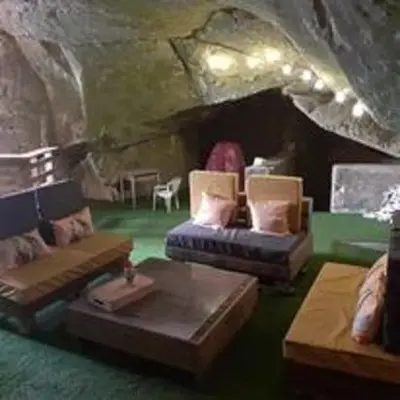 Coin salon dans l'établissement Esprit Troglo