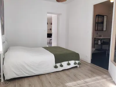 Un ou plusieurs lits dans un hébergement de l'établissement Bel appart avec chambre séparée à 5min Gare & Vinci, Stationnement Rue Gratuit