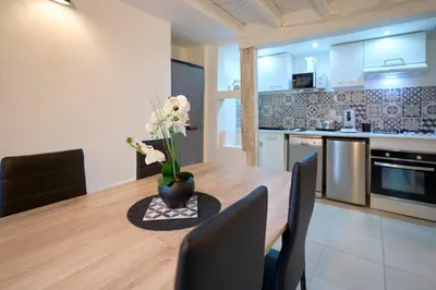 Cuisine ou kitchenette dans l'établissement Le Petit Prateau - à 800m du Zoo