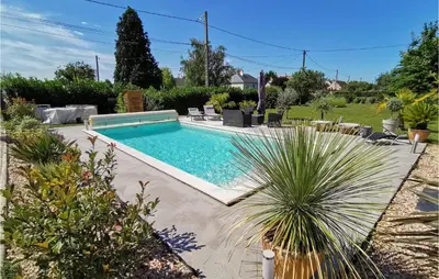 Piscine de l'établissement Awesome Home In Saint Ouen Les Vignes ou située à proximité