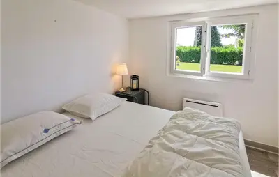 Un ou plusieurs lits dans un hébergement de l'établissement Awesome Home In Saint Ouen Les Vignes